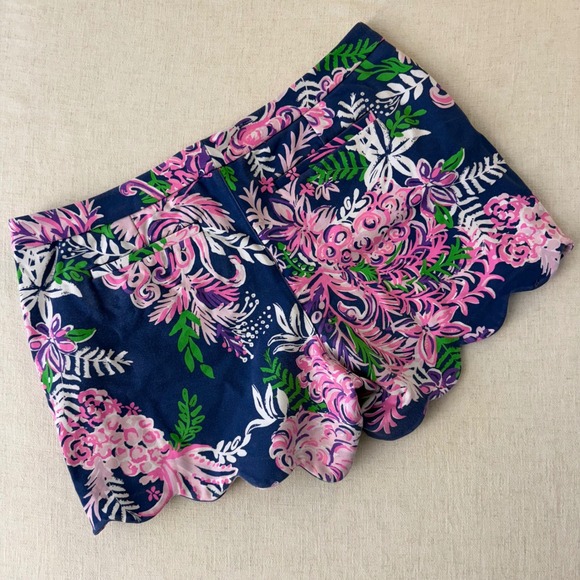 Lilly Pulitzer Buttercup Scallop Hem Shorts Navy Blue Floral Print Women Size 12 - Picture 2 of 12